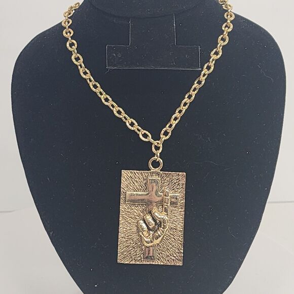 Gold Tone Rectangle 2" x 1.5" Pendant Necklace Cross & Praying Hands 17" Chain - Picture 2 of 7